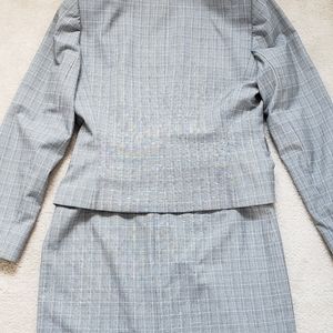 Elegant Tahari Suit  Sise 6P for every occasion